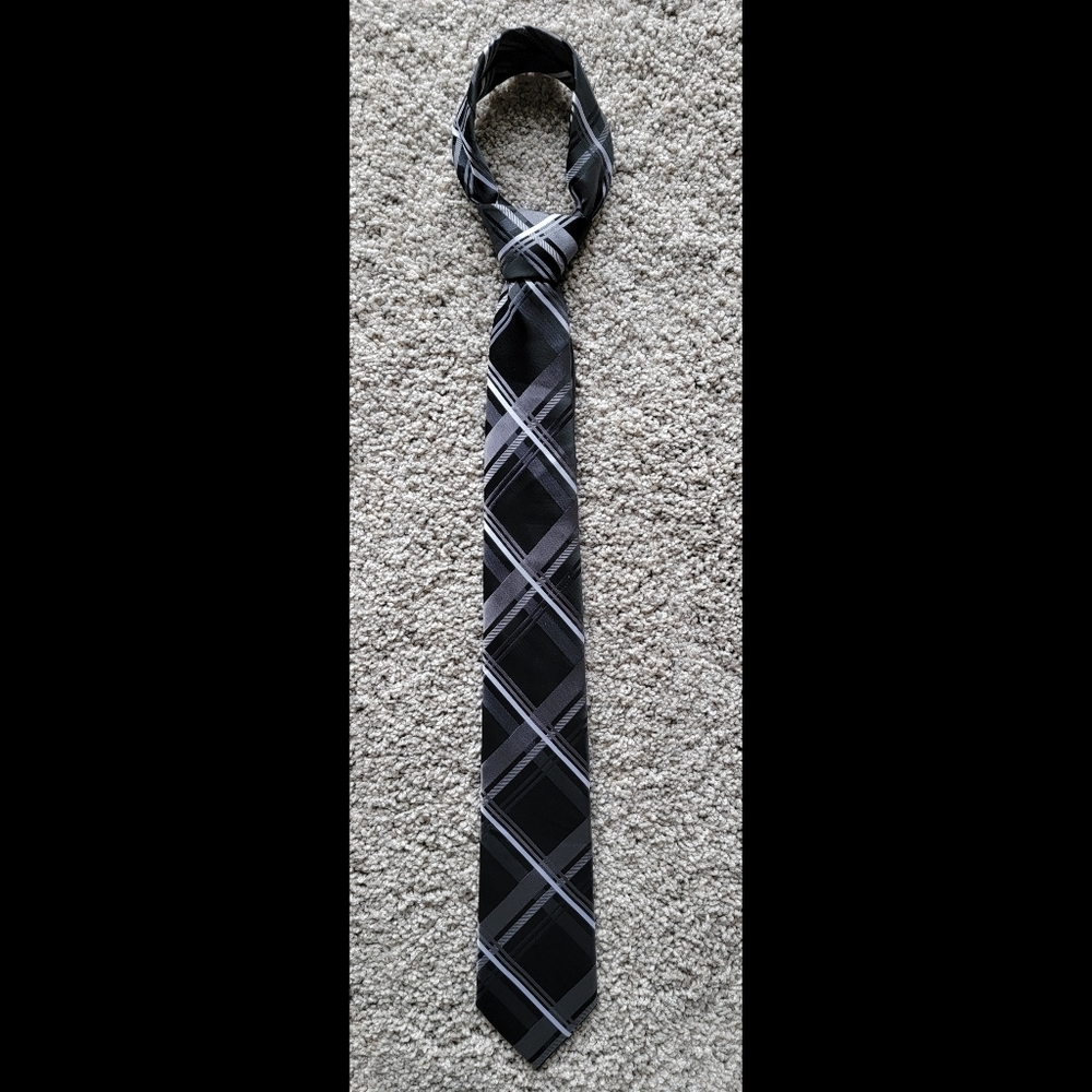 Excellent Condition Van Heusen Black Gray White Men's Polyester Tie